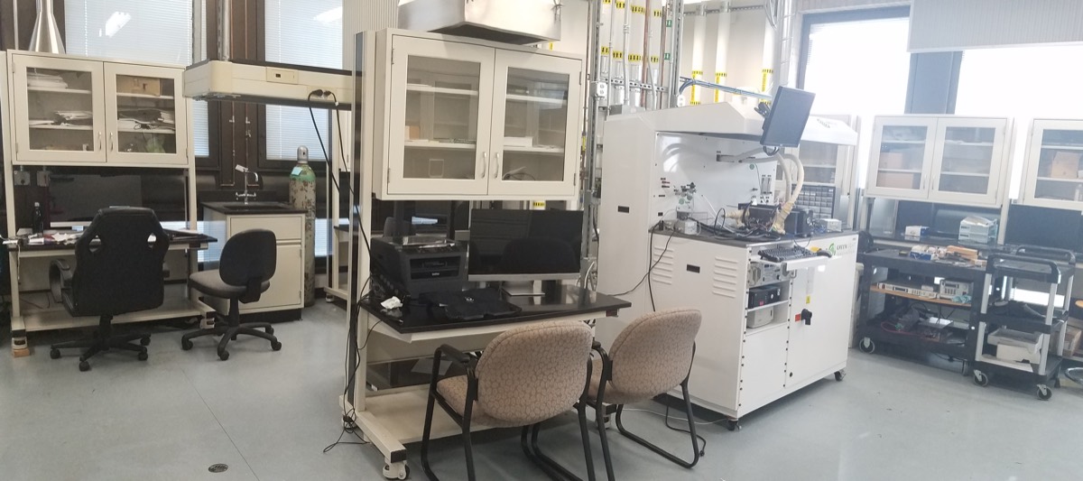 The APSCL laboratory: workbenches and test equipment